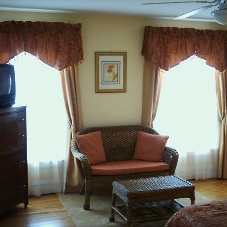 Four Creeks Bed & Breakfast Girard Zimmer foto
